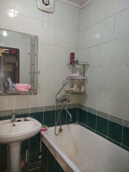 Толстой 12 3хонали 4 этаж урта падезд срочна  такалган нархи