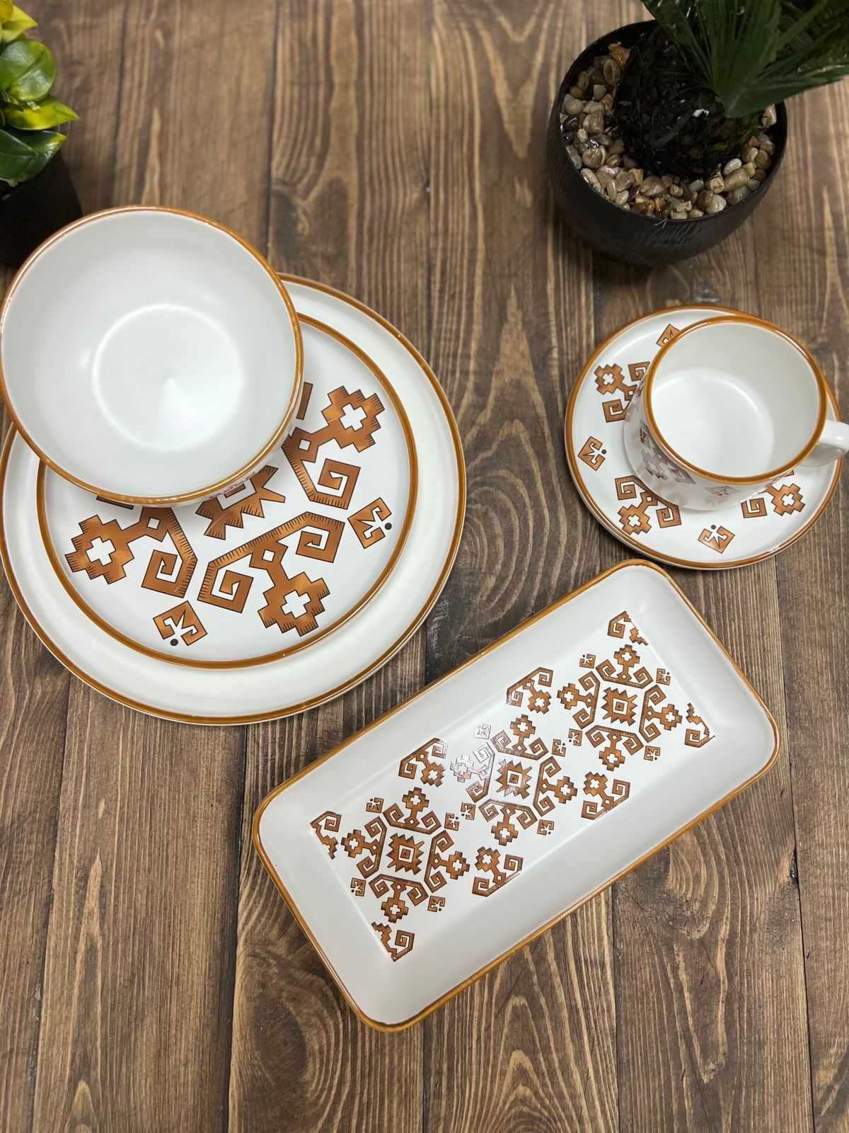 Белая чайно столовая посуда с бежевым орнаментом Vassila