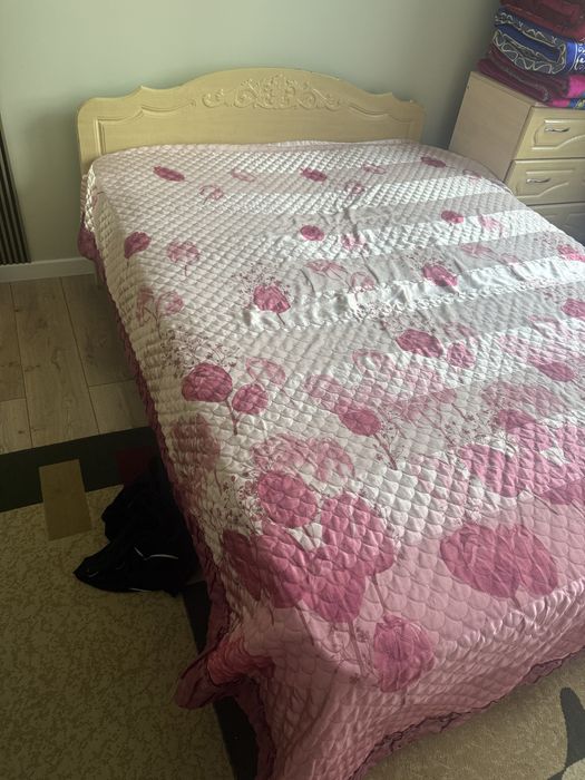 Продам кровать с тумбой.