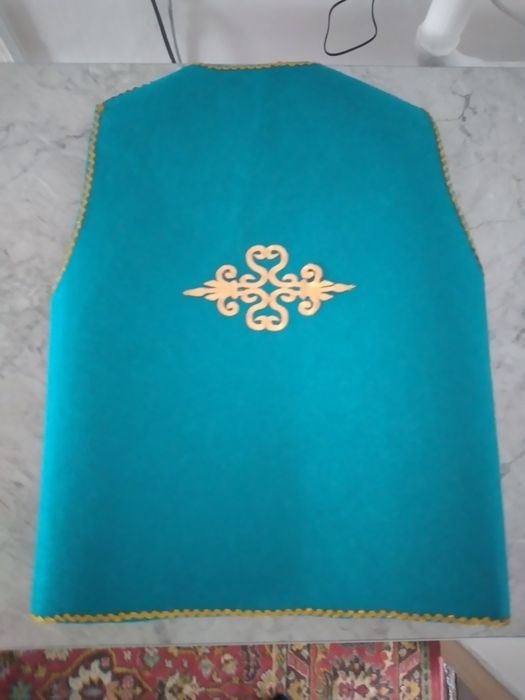 Продам жилетку на девочку