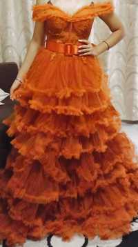 Оранжева бална рокля Оранжева бална рокля