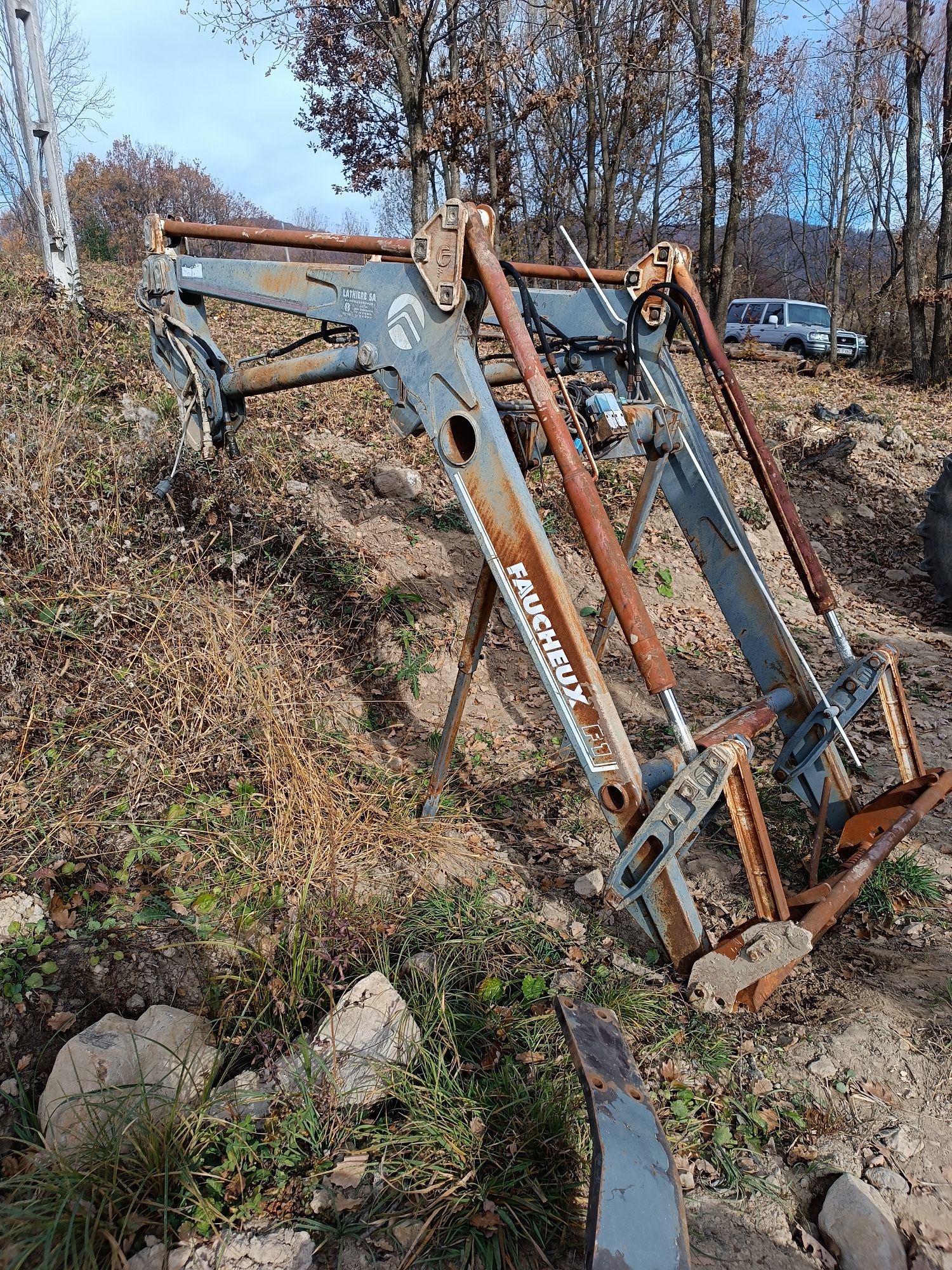 Vând încărcător frontal Faucheux pentru Fiat f 100  New Holland 8260 s