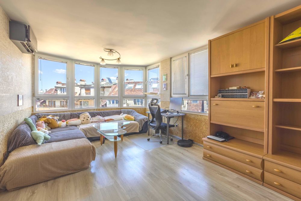 Продава просторен 4- стаен апартамент в ж. кв. Редута