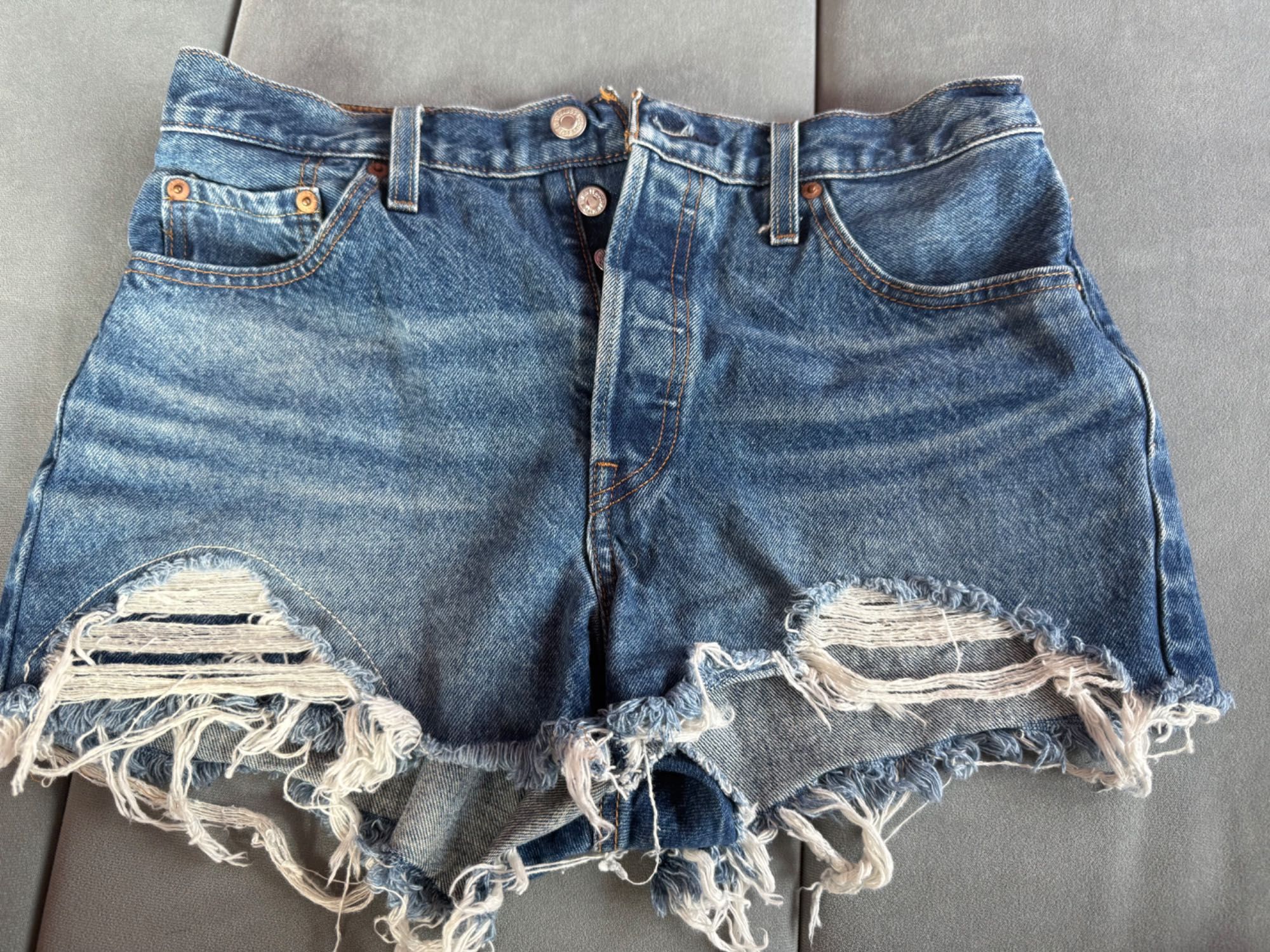 дамски дънки тъмно сини на марката Levi’s