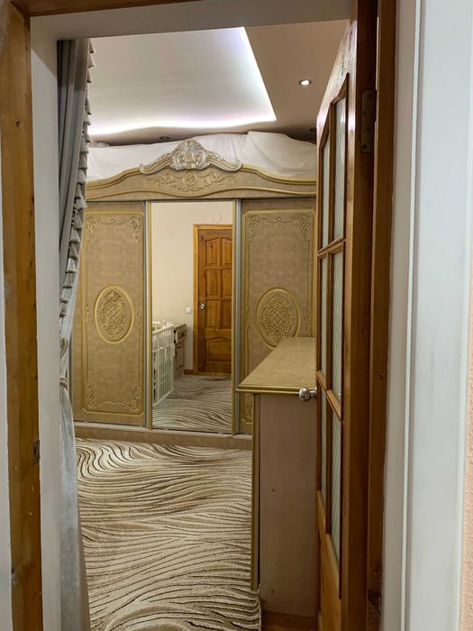 Банковская квартира, 3х (переделанная в 4х) комнатная,на метро Беруний