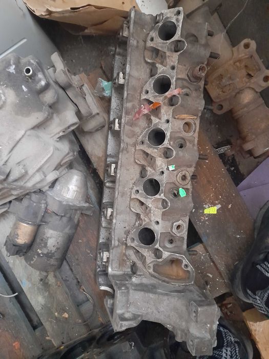 Глава за двигател Мерцедес 313 и разпределителен вал.