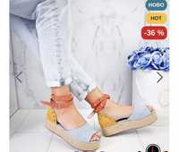 Дамски цветни сандали на дебела равна платформа