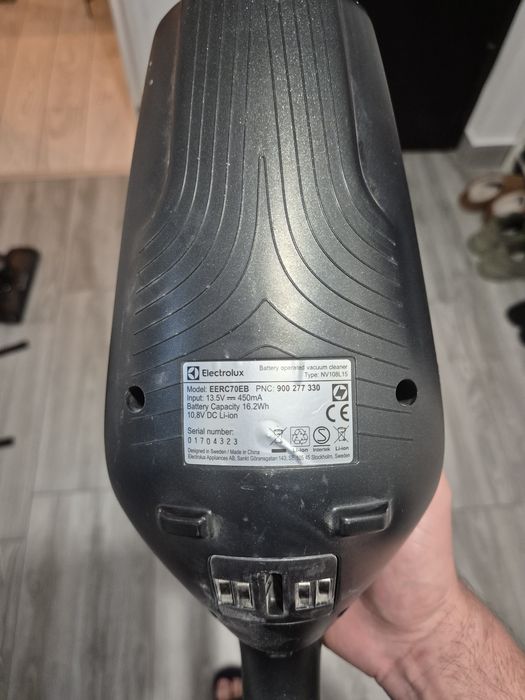 Vând aspirator Vertical 2 in 1 Electrolux