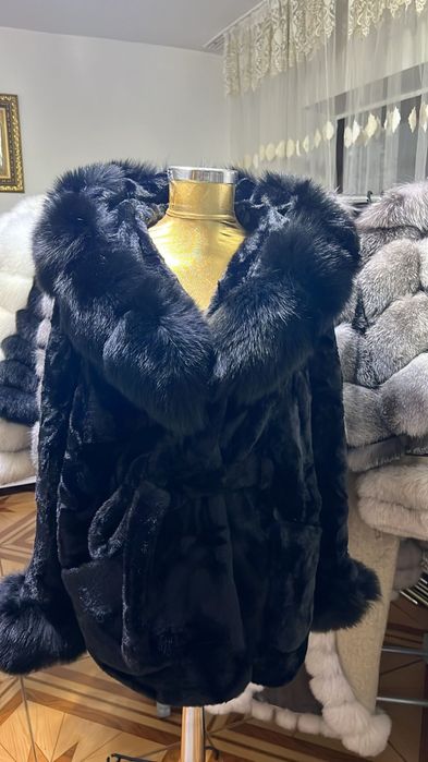 Paltoane alcantara accesorizate cu blană naturală din vulpe