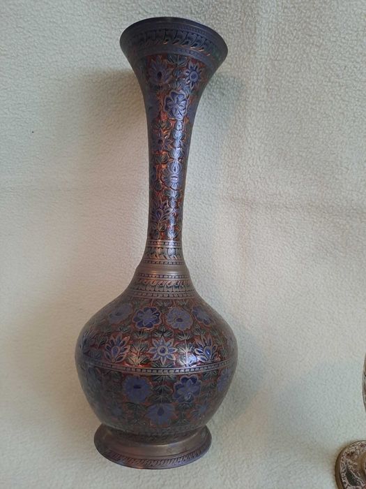 vaza alama gravata pictata vaza bronz