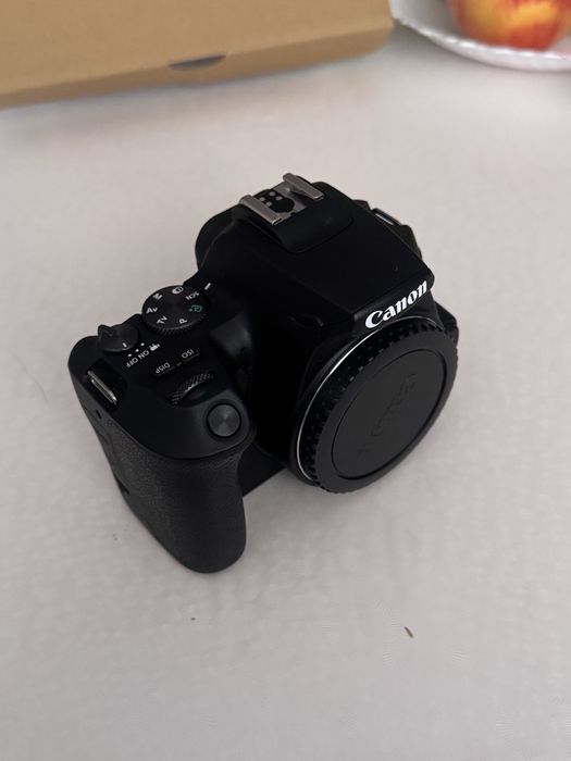 Фотокамера CANON EOS 250D
