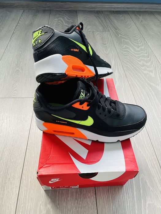 Маратонки Nike и Adidas