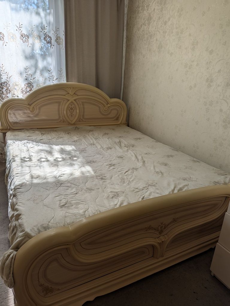 Продам двуспальную кровать 210*180 б/у
