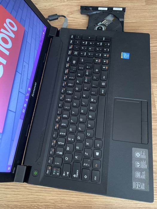 Laptop Lenovo Display 15,6 led,500gb mem,4gb ram cu incarcator.