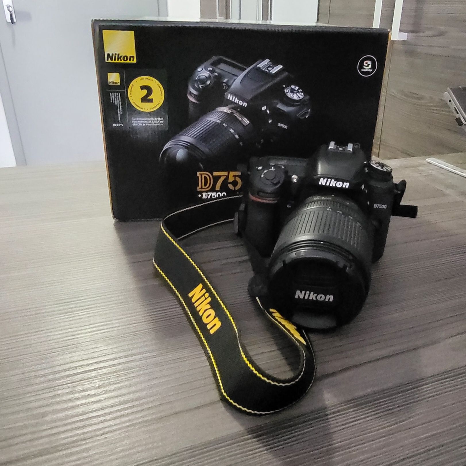 Kit Nikon D7500 + obiectiv Nikkon 18-140 mm + Card SD 128 Gb