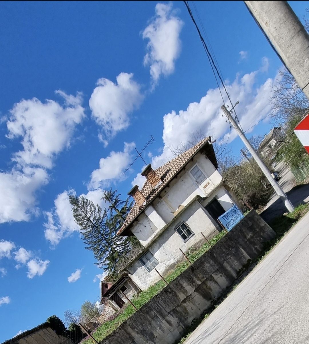 Парцел за застрояване със стара къща