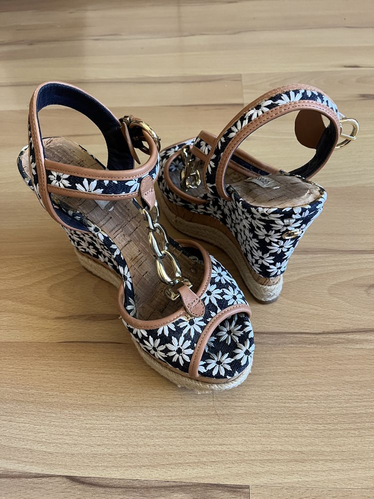 Сандали GUESS на платформа