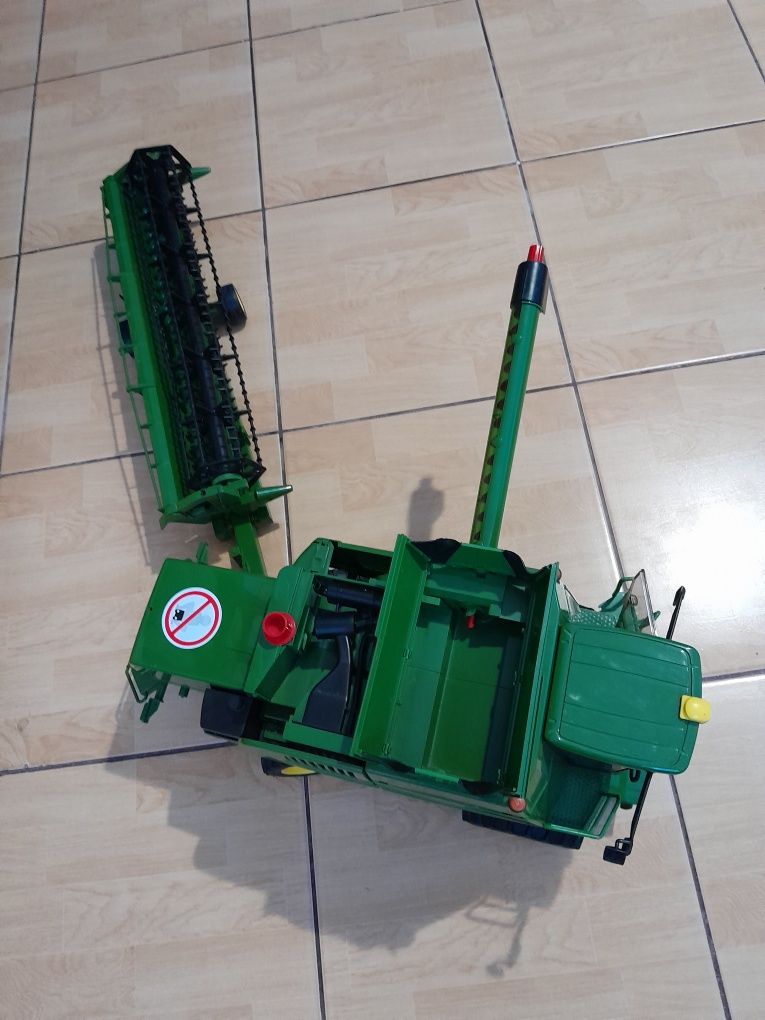 Vând Combină John Deere .
