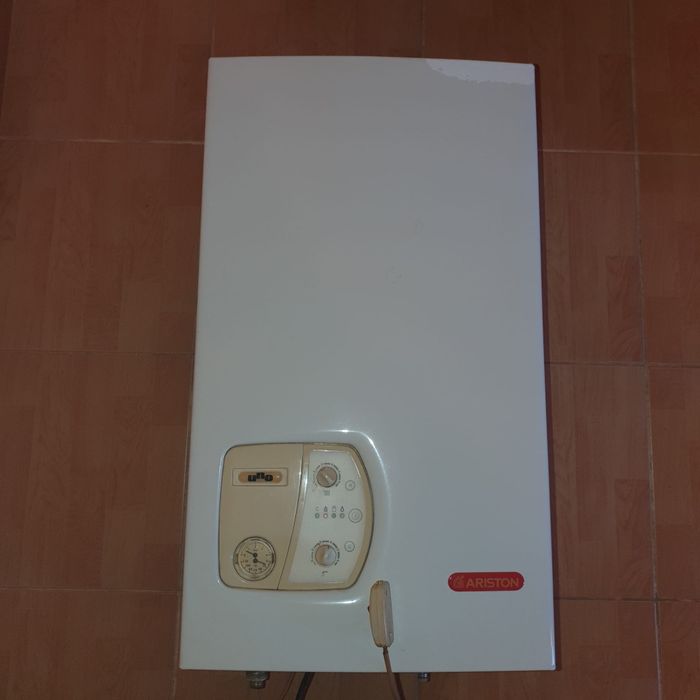 Vând centrală Ariston 24 kw,fără condensare.Se vinde cu probe și garan