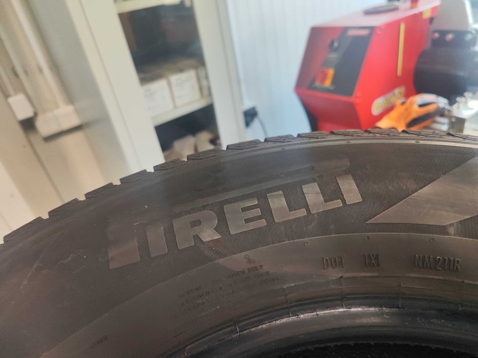 2бр.зимни гуми 215/65/16 Pirelli