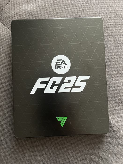 EA FC 25 за PlayStation 5 с метална кутия и подарък шал