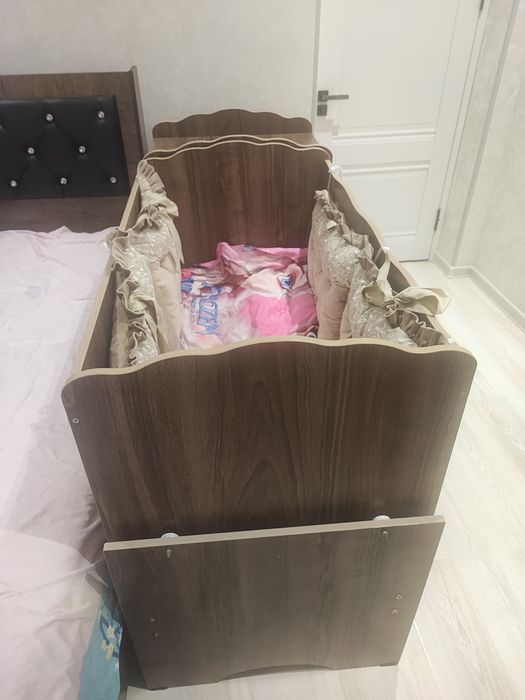 Bolalar uchun beshikli yotoq sotiladi