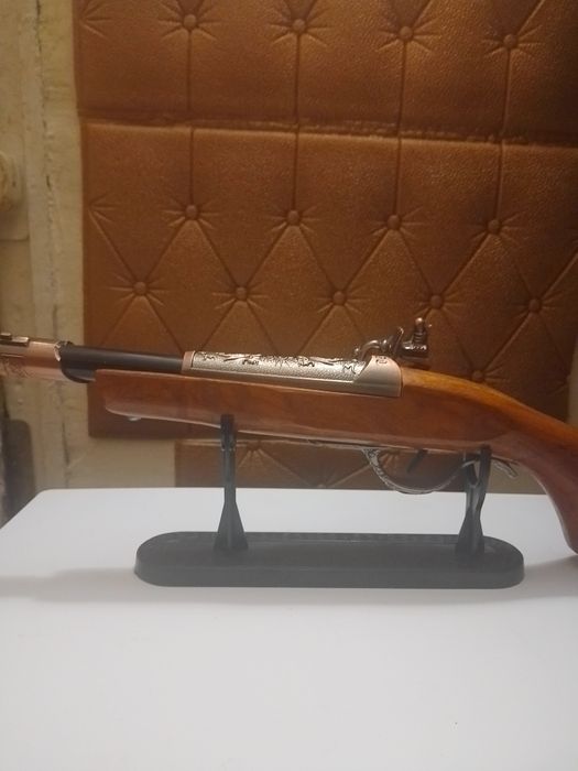 Сувенирен пистолет на поставка