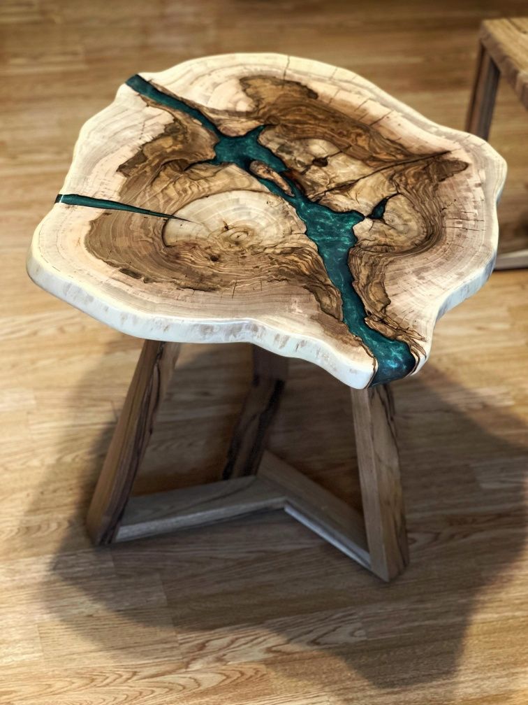 Стол журнальный из натурального дерева
