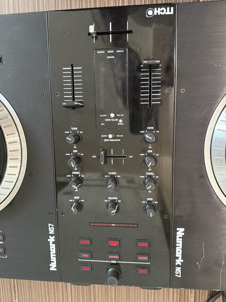 Numark NS7 Пулт