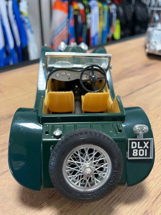 BBURAGO колекционерски модел JAGUAR SS100 ROADSTER 19937г. 1:18