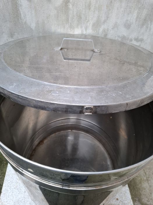 Vand doua butoaie de inox cu capac  200l