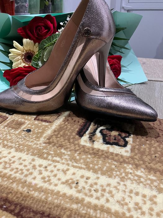 Vând pantofi eleganți, mărimea 38
