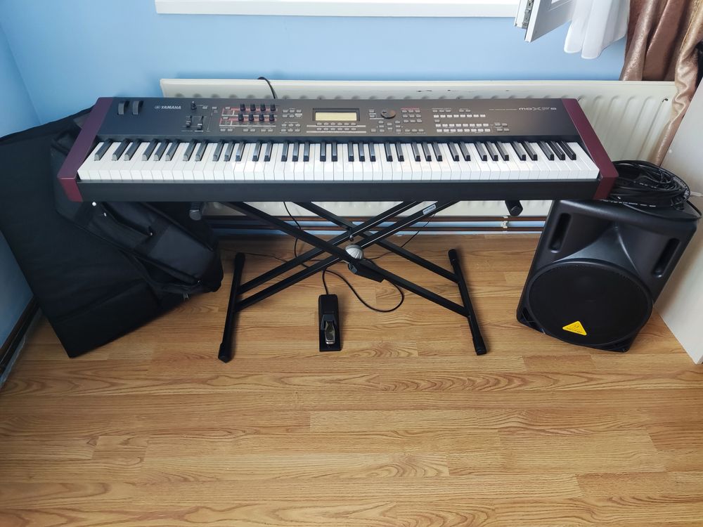 Pian digital Yamaha MOXF8