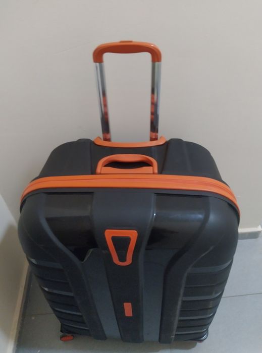 Чемодан на колесиках