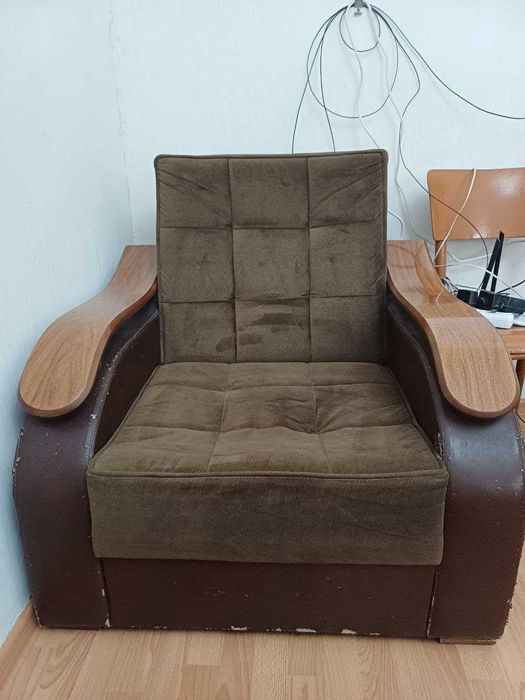 Продам диван с 2 креслами.