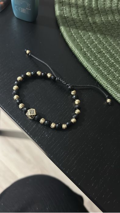 Bratara cu bilute din aur si zar cu pietricele negre din aur