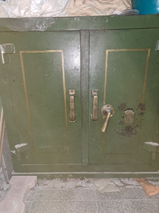 Метална каса с касова брава и вътрешен сейф