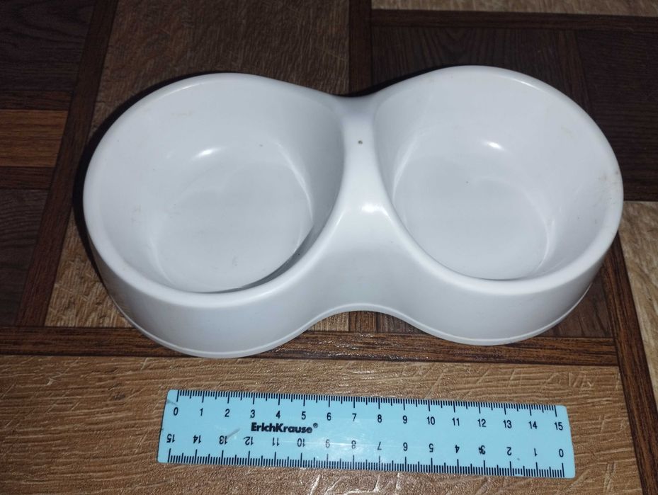 Двойная пластиковая миска для кошек