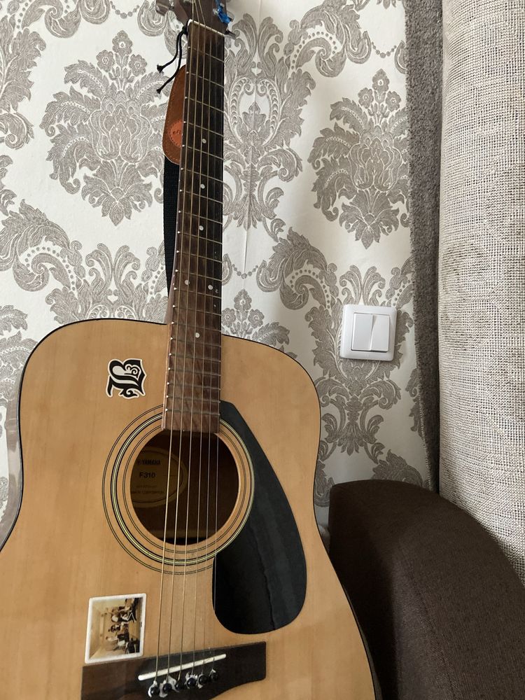 Продам гитара yamaha f 310. Каподастр и сумка все есть.