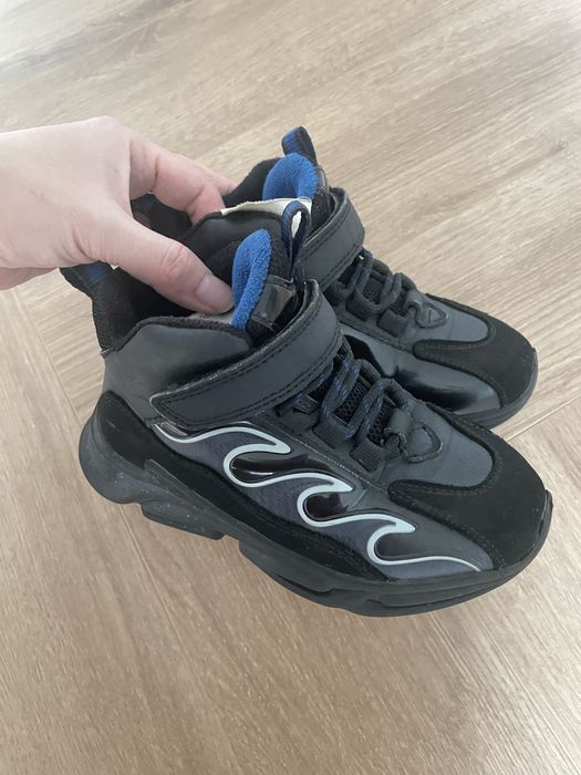 Бесплатно отдам ботинки размер 25, 28