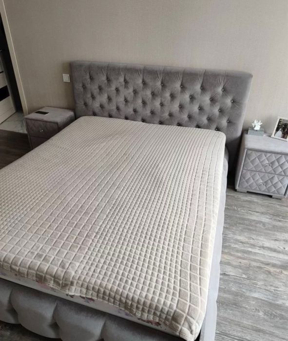 Двуспальная кровать с тумбами