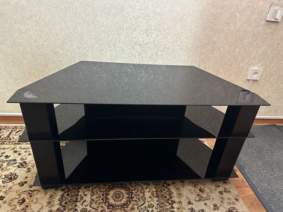 Стеклянный столик в хорошем состоянии