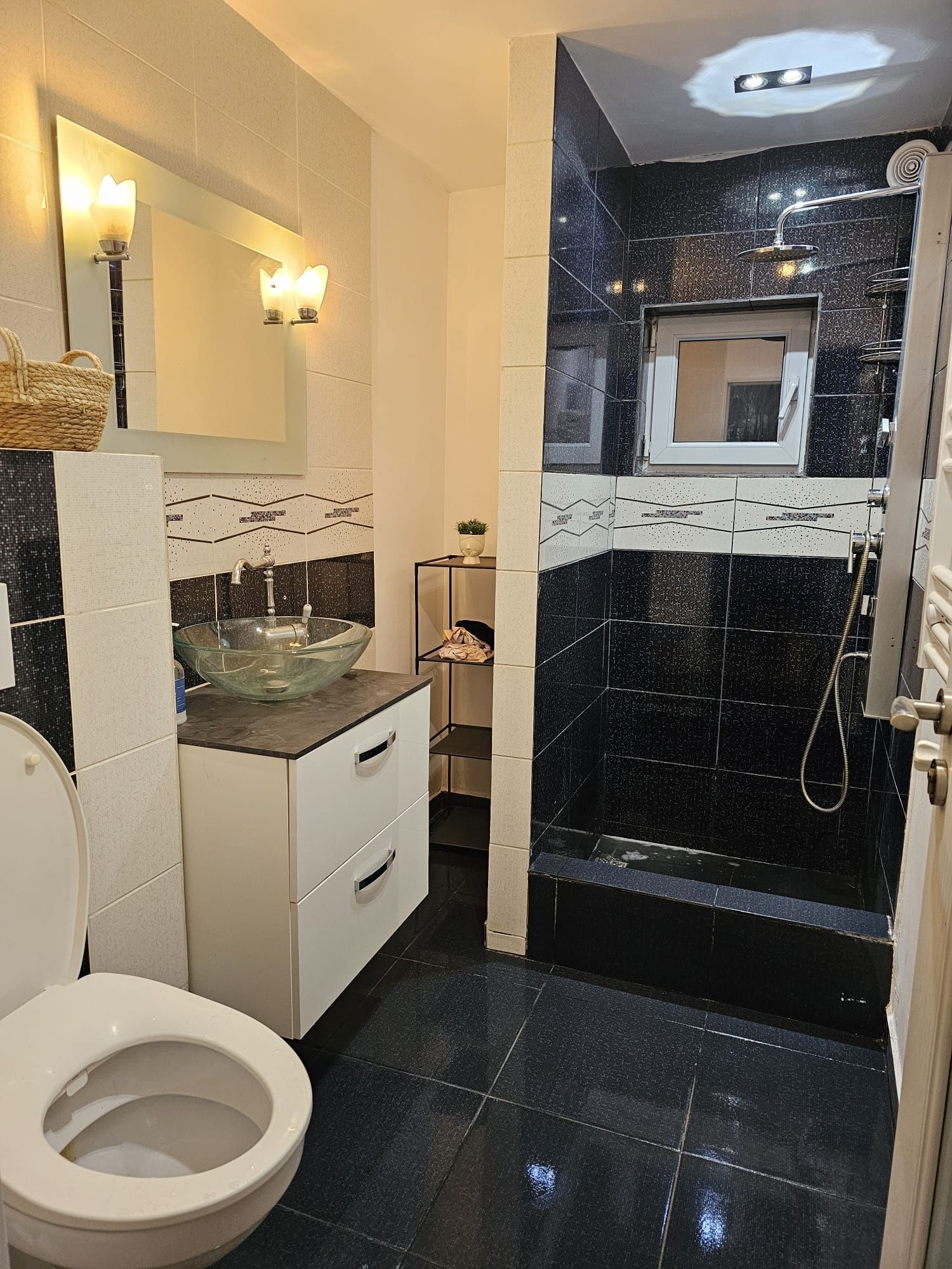 Inchiriez apartamente zona Copou