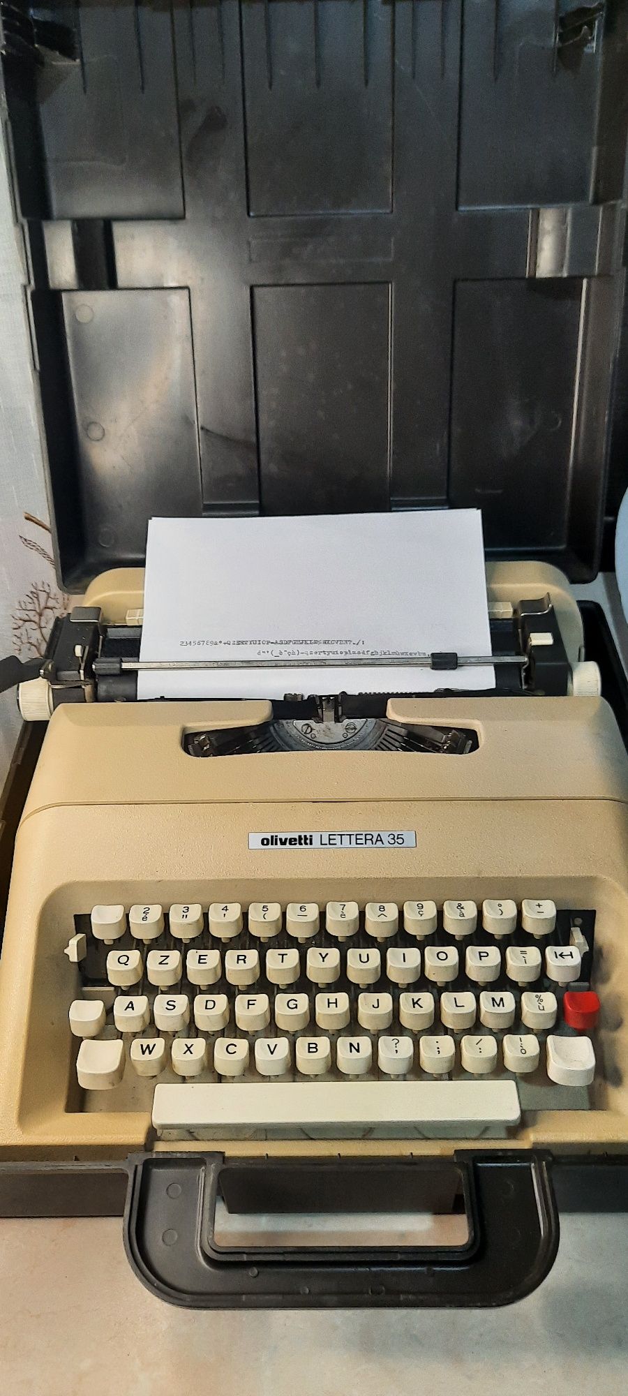 Mașină de scris Olivetti Lettera 35