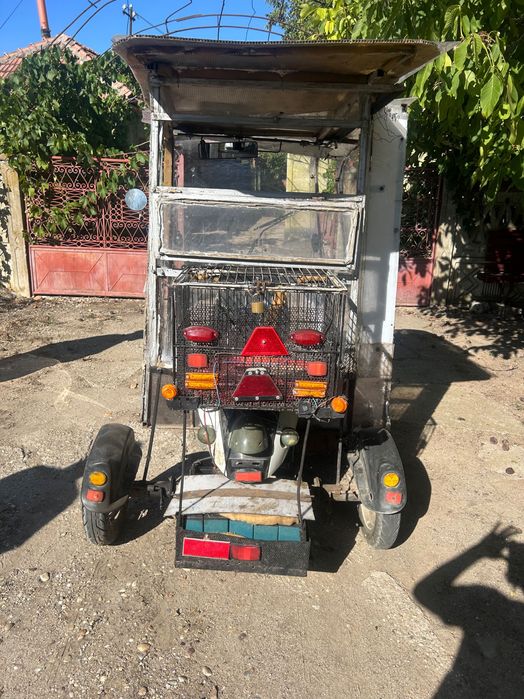 Moto tricicletă cu Cabină