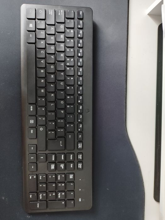 Комплект безжична клавиатура с мишка HP 330