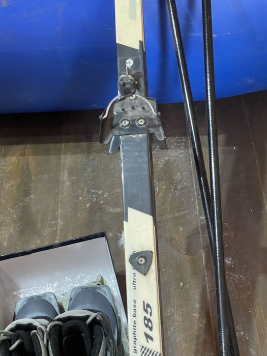 Продам лыжи с теплыми ботинками 38 размер ,палки .