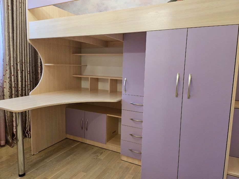 Мебель для девочки- стол- кровать