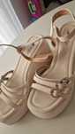 Sandale crem cu accesorii
