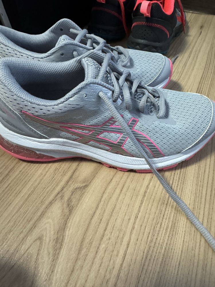 Продавам два чифта маратонки new balance и asics